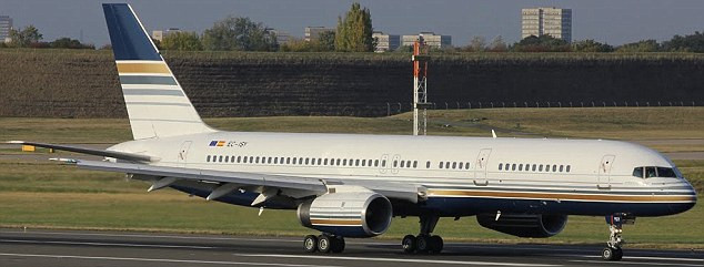 Cel mai scump zbor low-cost. Au facut cheta pentru a face plinul avionului. Cat au scos din buzunare