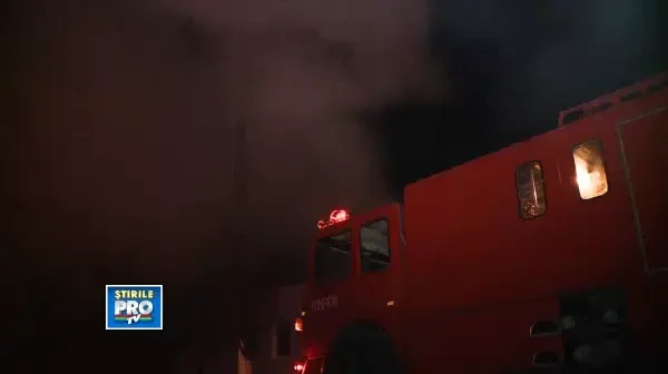 Un incendiu i-a lasat fara acoperis in prag de iarna
