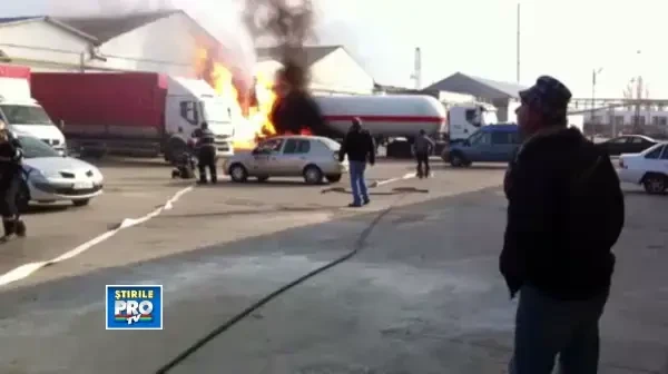 Pericol de explozie in Buzau. O cisterna cu 30 de tone de propan a luat foc