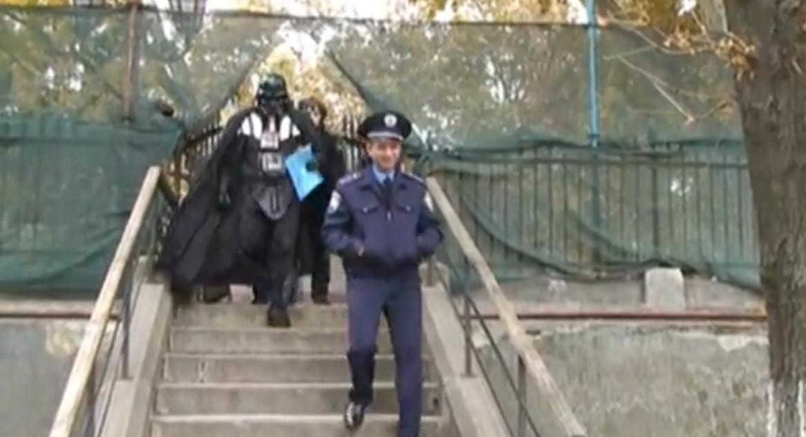Primaria din Odessa ia in serios cererea unui barbat imbracat in Darth Vader. Vrea teren pentru nava