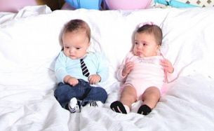 Scoala gemenilor. 22 de fratiori care seamana ca doua picaturi de apa invata la aceeasi scoala