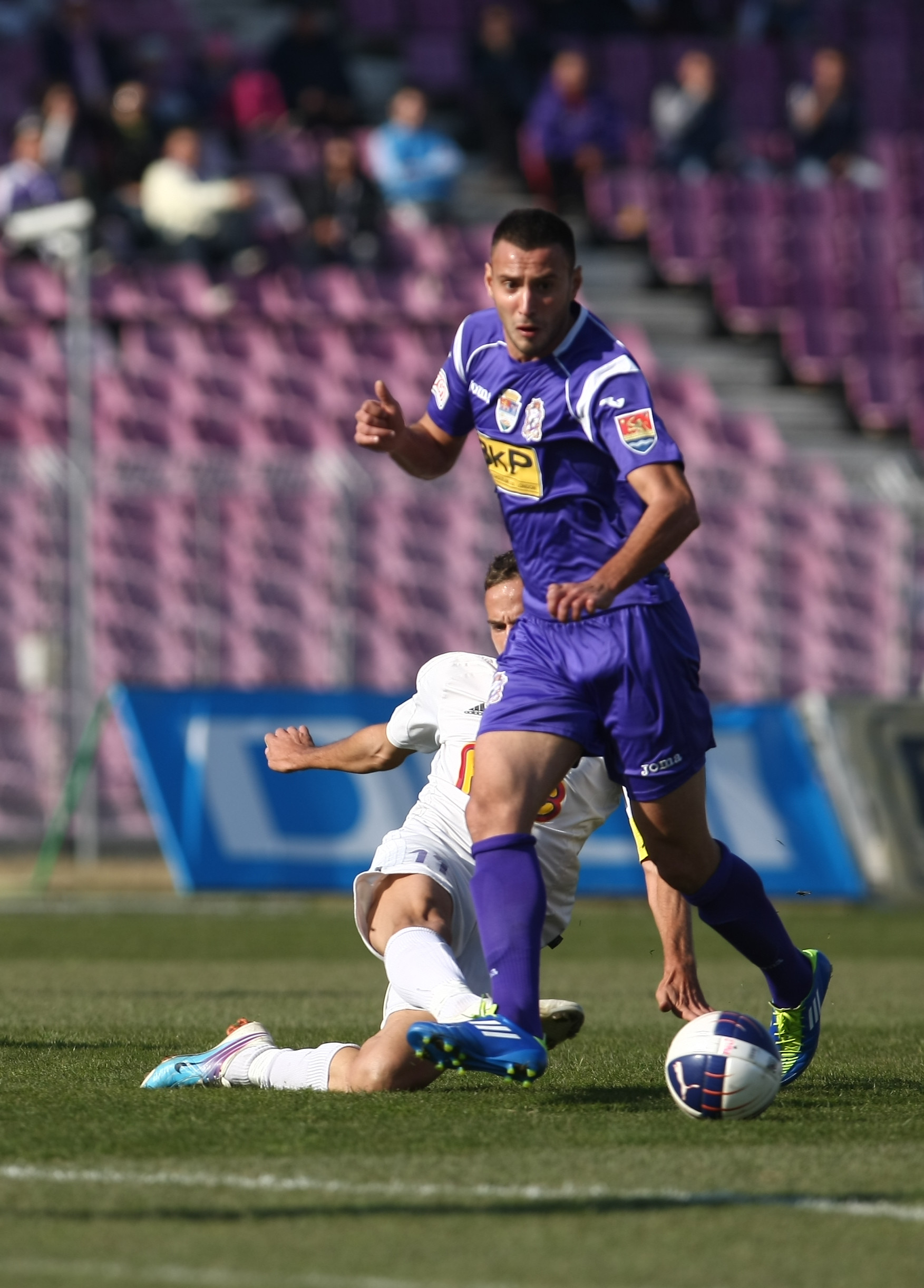 Axente, in razboi cu propriii suporteri! Atacantul le-a aratat degetul mijlociu fanilor lui Poli