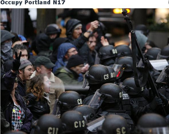 O imagine cucereste lumea. Cine este tanara care ramane nemiscata in fata gazelor lacrimogene