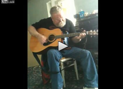 VIDEO. Cum reactioneaza un bunic furios cand realizeaza ca nu stie sa cante la chitara