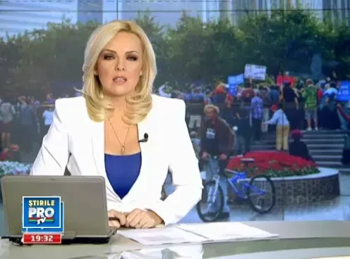 O imagine cucereste lumea. Cine este tanara care ramane nemiscata in fata gazelor lacrimogene