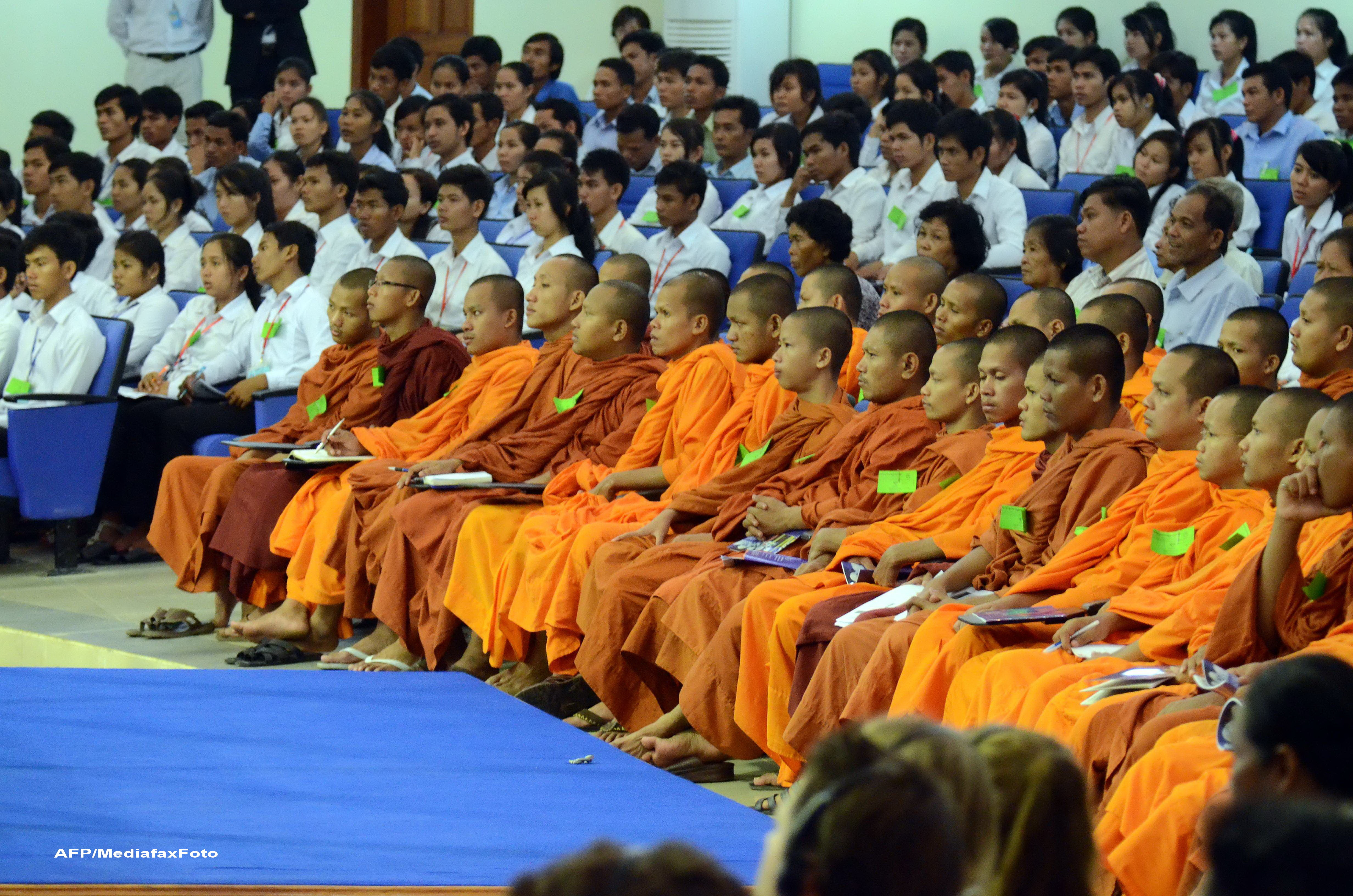 Calugari budisti la procesul liderilor Kmerilor Rosii