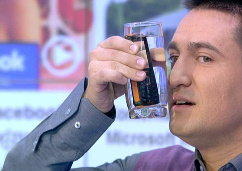 iLike IT: Soc si apa! Cum poti da apeluri de pe un telefon scufundat intr-un pahar