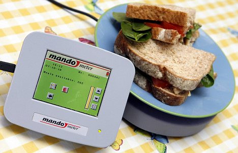 "Te rog, mananca mai incet". O farfurie "vorbitoare", arma contra obezitatii. Cum te pune la dieta