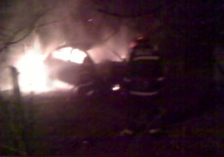 Sfarsit tragic pentru un tanar. A fost lasat sa arda de viu in masina de catre cel mai bun prieten