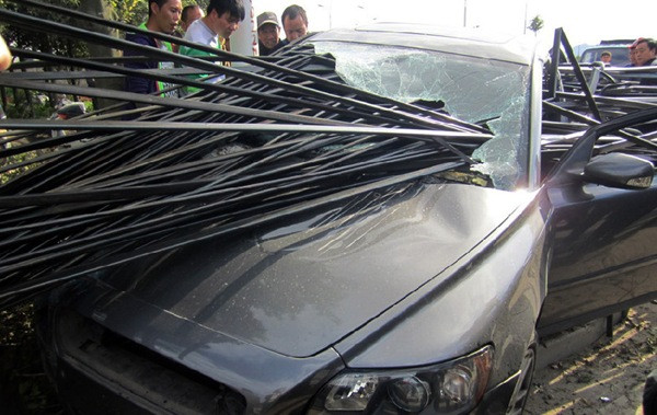 Galerie FOTO. Soferul care a evitat moartea de SUTE DE ORI, intr-o singura clipa