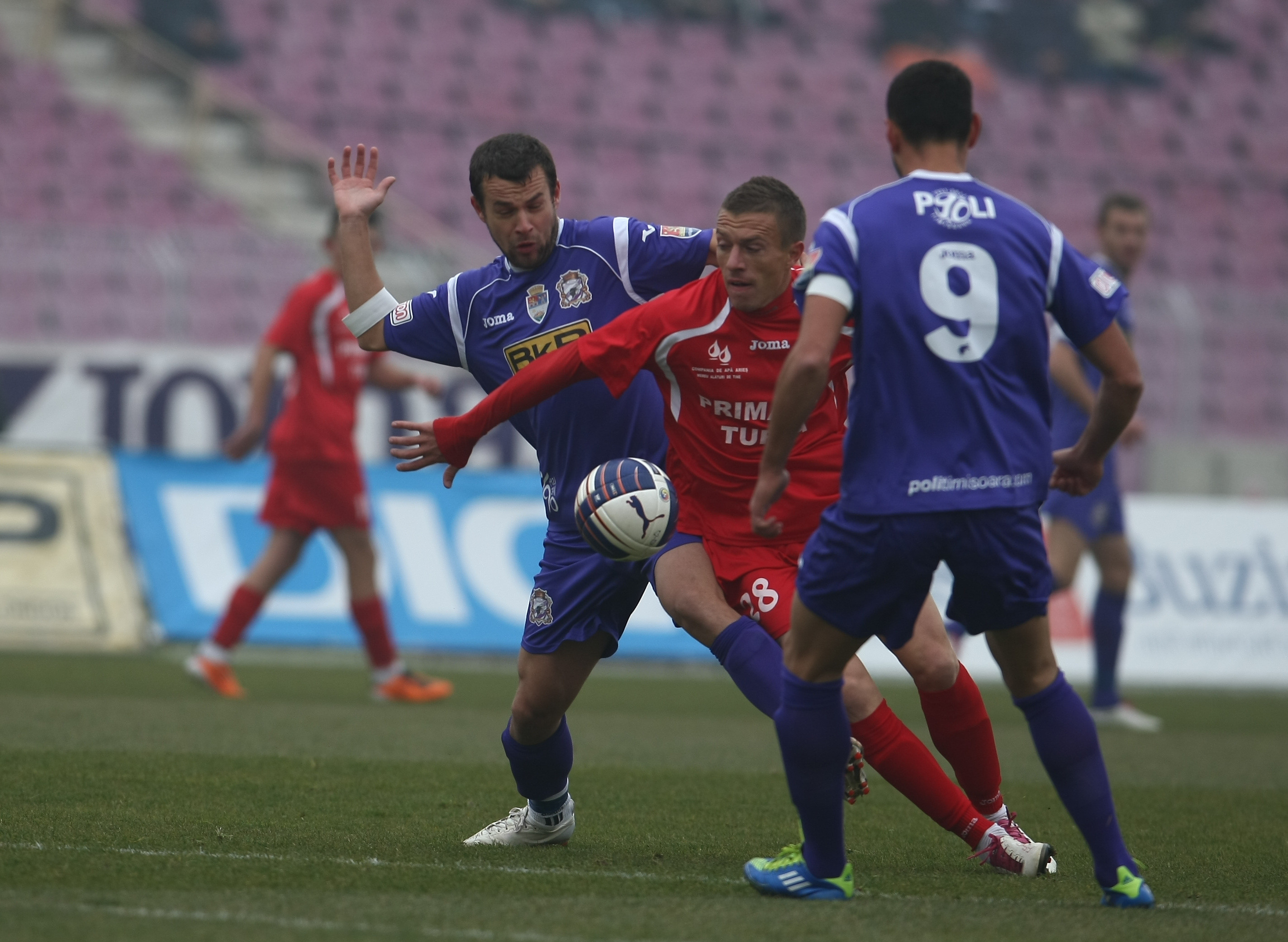 Bate vantul la casierie! Jucatorii şi angajaţii de la Poli au de primit 700.000 de euro