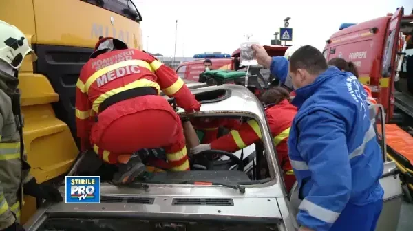 Impact intre un autotren si un autoturism Dacia pe Calea Sagului din Timisoara