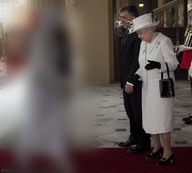 “Ce-s astea?”. Reactia Reginei Marii Britanii cand a vazut-o pe sotia presedintelui Turciei