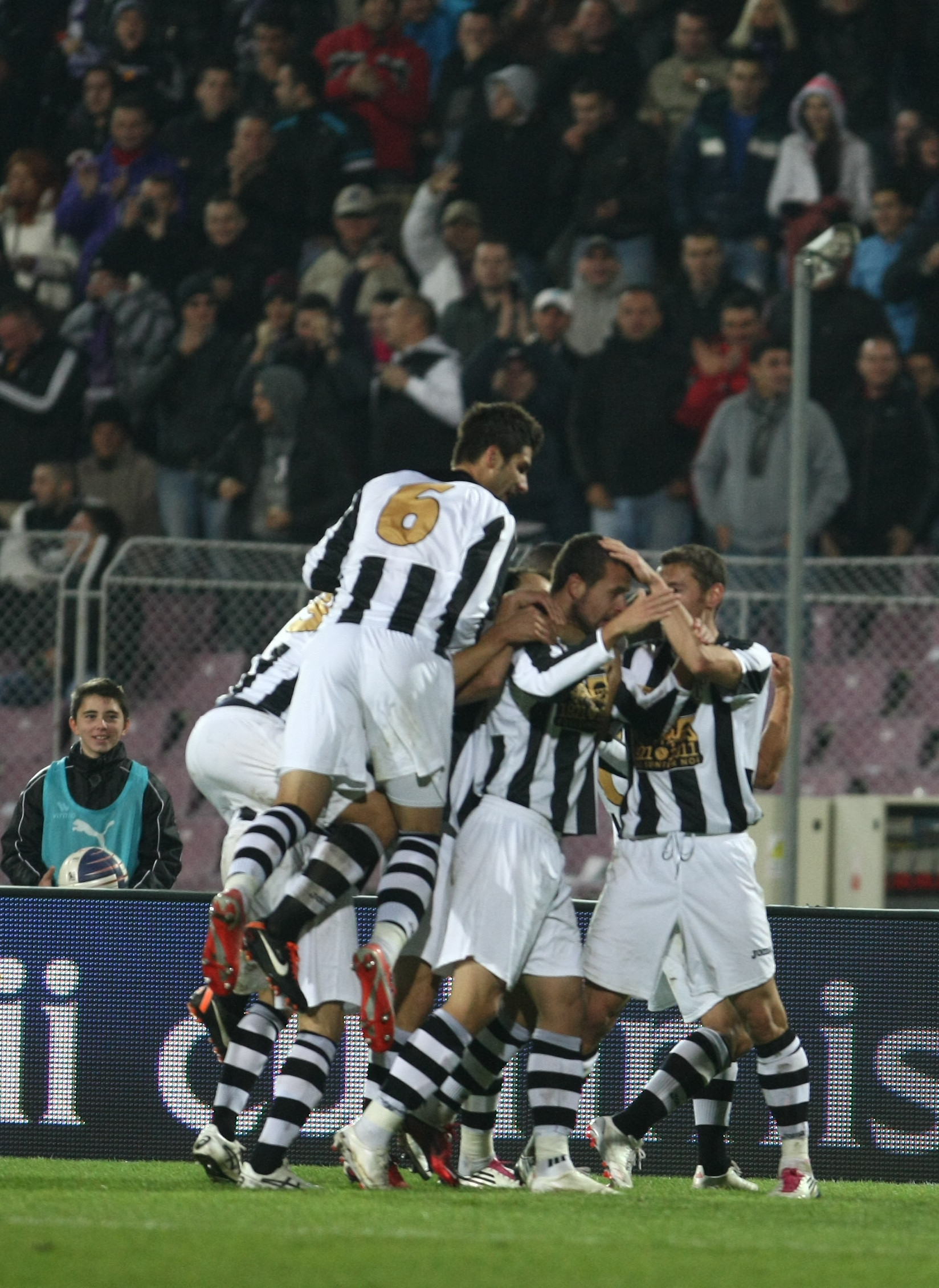 Poli, in joc de glezne. Autoritatile amana din nou decizia de a ajuta sau nu echipa de fotbal