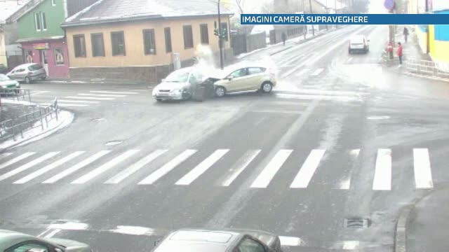 VIDEO. O soferita de 71 de ani din Cluj intra in plin intr-un taxi, dupa ce trece pe "rosu"