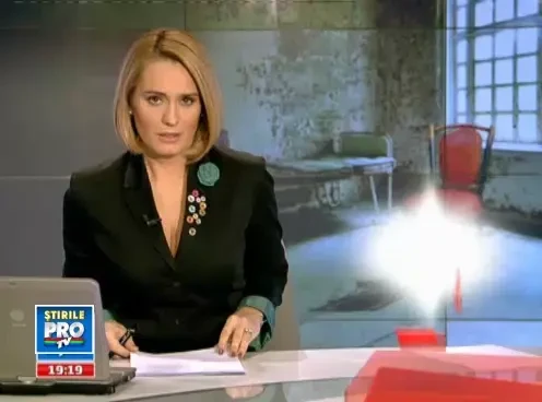 O tanara de 18 ani fortata sa se prostitueze a sarit de la etajul 3. Era filmata cu o camera ascunsa