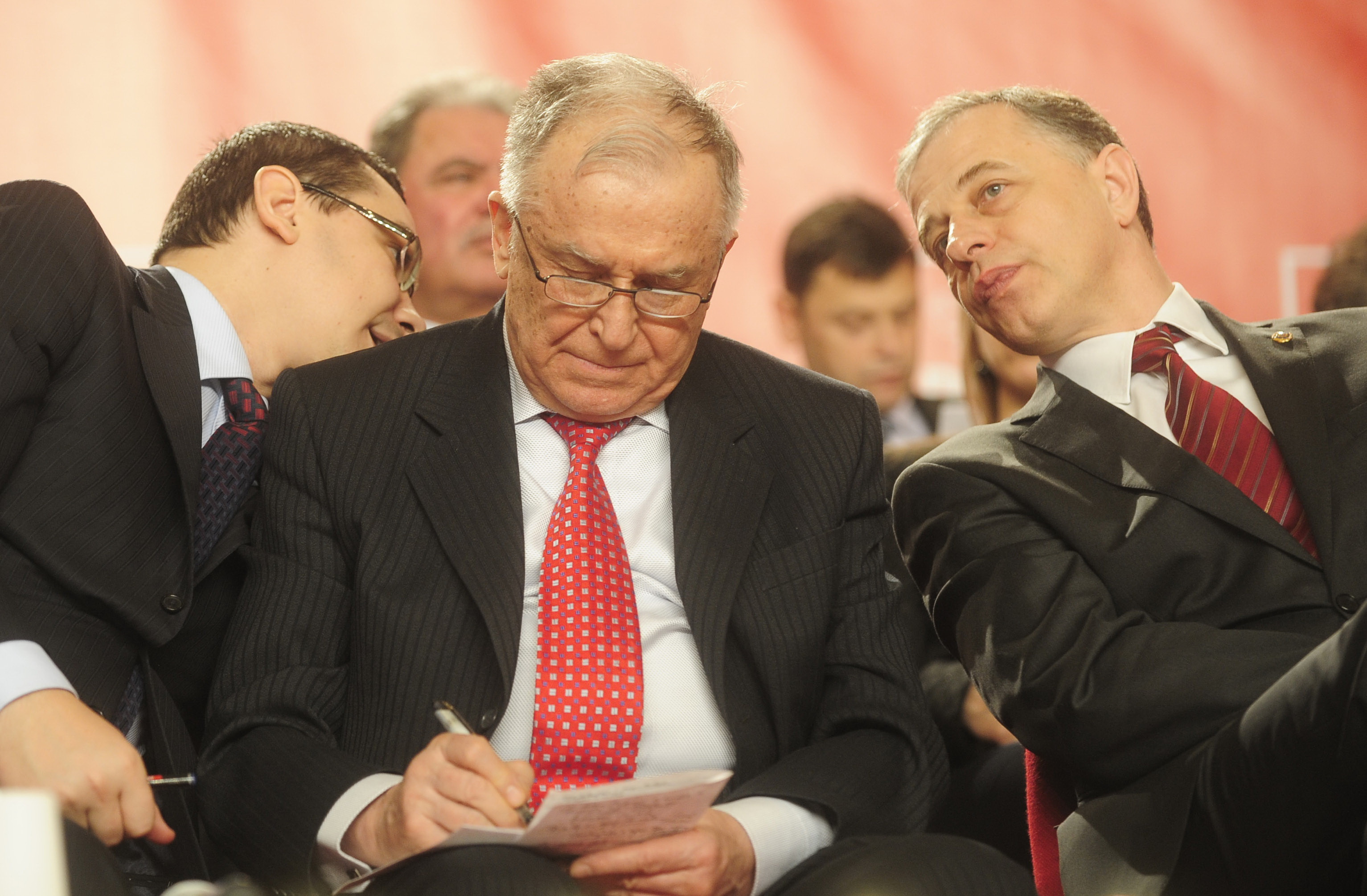 Cina, mai periculoasa decat scandalurile din PSD. Ce a mancat Ion Iliescu de a ajuns la spital