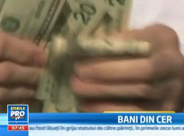 A plouat cu dolari intr-un oras din SUA. Politistii nu stiu sa explice provenienta banilor