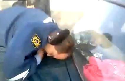 Cum reactioneaza cetatenii in Rusia cand gasesc un politist beat. VIDEO