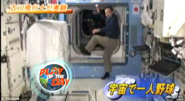 VIDEO. Cel mai tare sportiv din lume: arunca, loveste si tot el prinde mingea. Cum este posibil