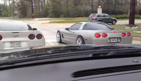 VIDEO. Doi soferi de Corvette isi fac praf masinile, in timpul unei "liniute"