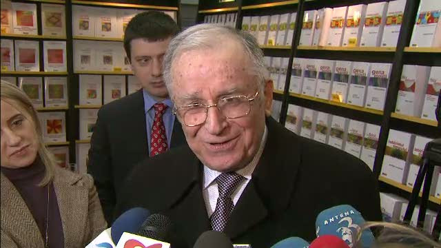 Reduceri de 70%, la targul de carte Gaudeamus. Ion Iliescu, printre pasionatii de carte