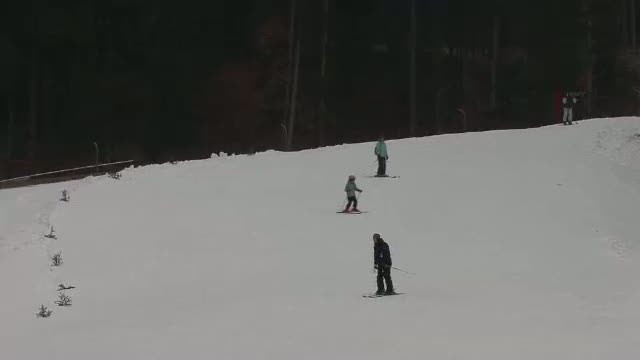 Primul week-end perfect pentru schi. Sute de turisti au ajuns in statiunile montane