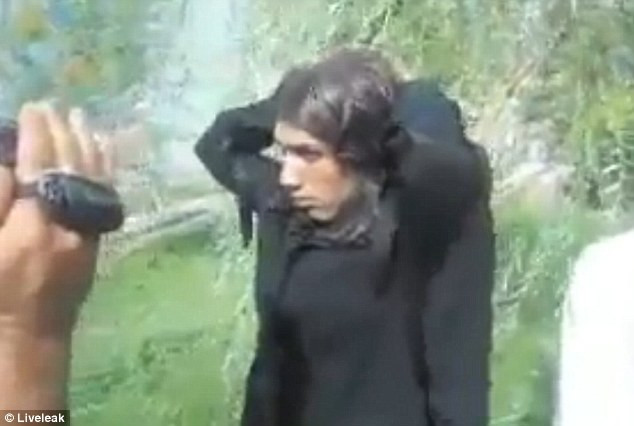 VIDEO. Travestit umilit de politisti: "Va rog, n-am comis nicio infractiune"