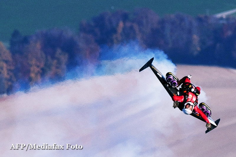 Omul care face lucrul pe care altii doar il viseaza. Imagini care iti taie respiratia. VIDEO