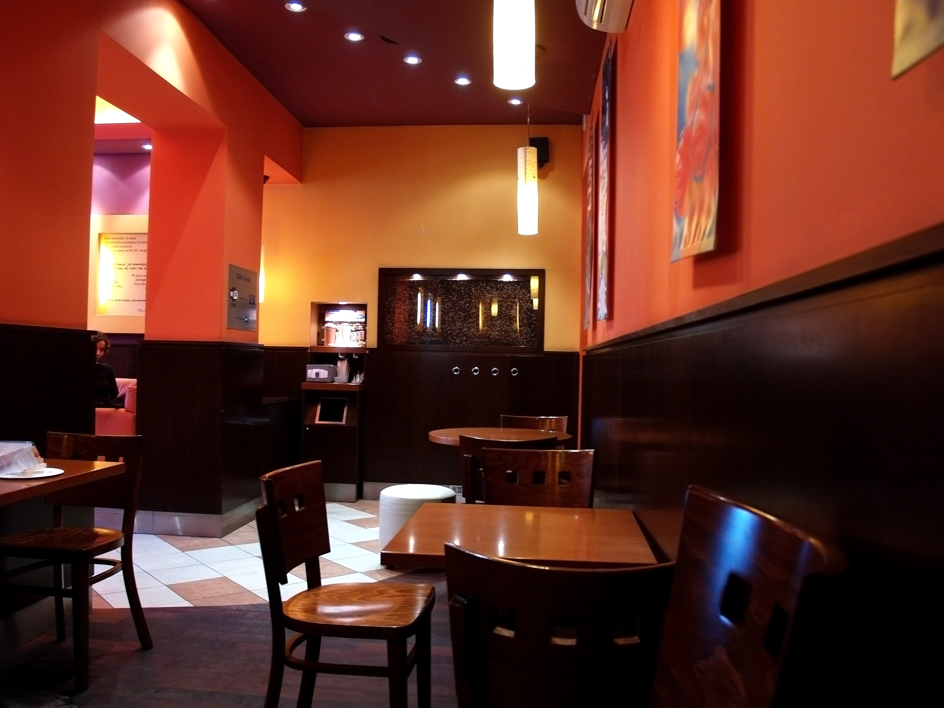 Taxa pe muzica ambientala nu e o gluma. S-au ales cu dosar penal pentru melodiile din bar