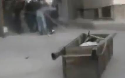 Cele mai socante imagini din 2011. Sicriu tras cu funia spre mormant, sub o ploaie de gloante. VIDEO