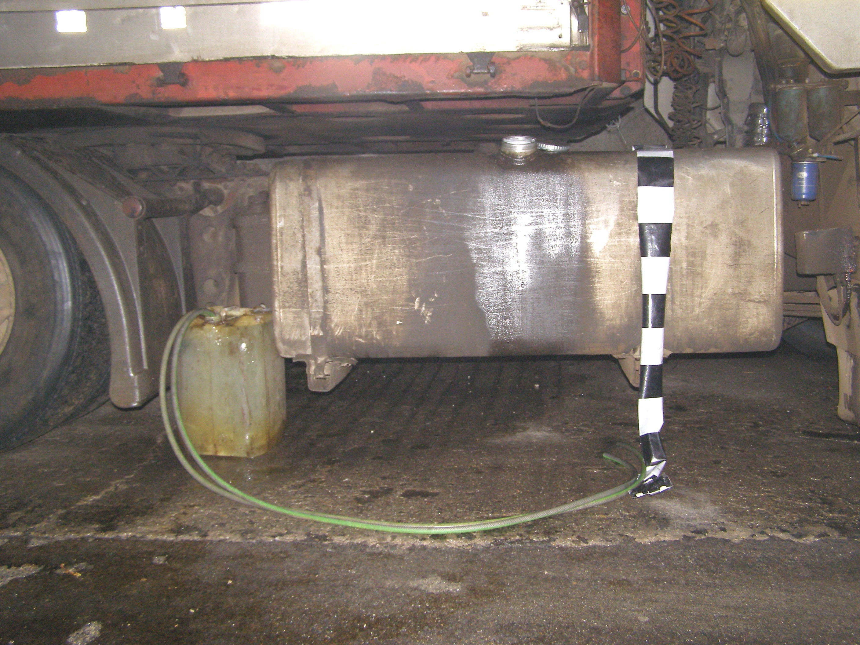 Au ramas in pana de motorina pe drumul spre casa si au alimentat din rezervorul unui TIR