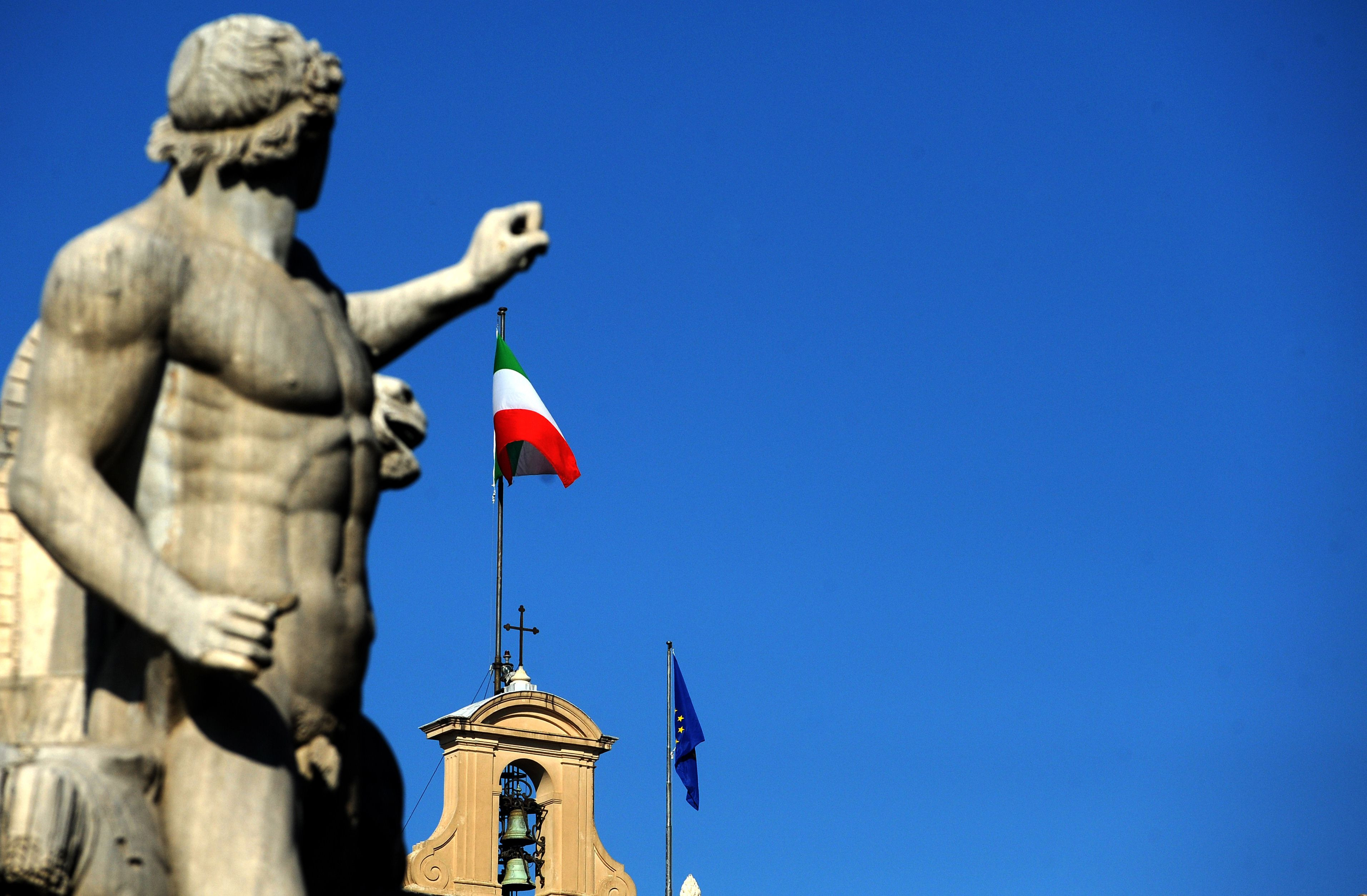 Taxa de la romani pentru romani. Locul de munca in Italia se plateste cu sute de euro