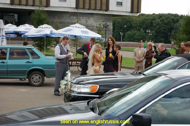 Rochia care i-a scos pe preoti din minti. De ce i-au interzis unei blonde intrarea in biserica. FOTO