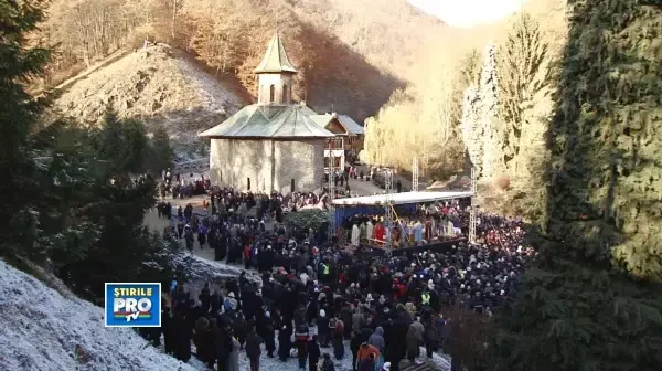 Se poate si asa. Pelerini civilizati la mormantul parintelui Arsenie Boca