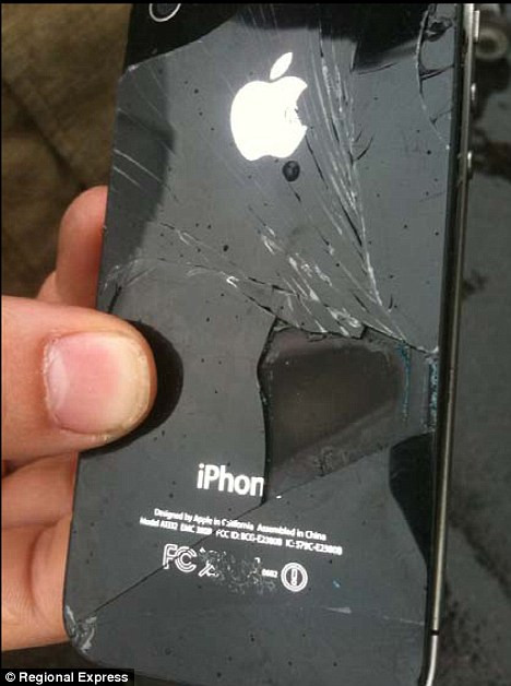 Combustie spontana, la asta poti sa te astepti daca ai iPhone 4. Intamplarea care te pune pe ganduri