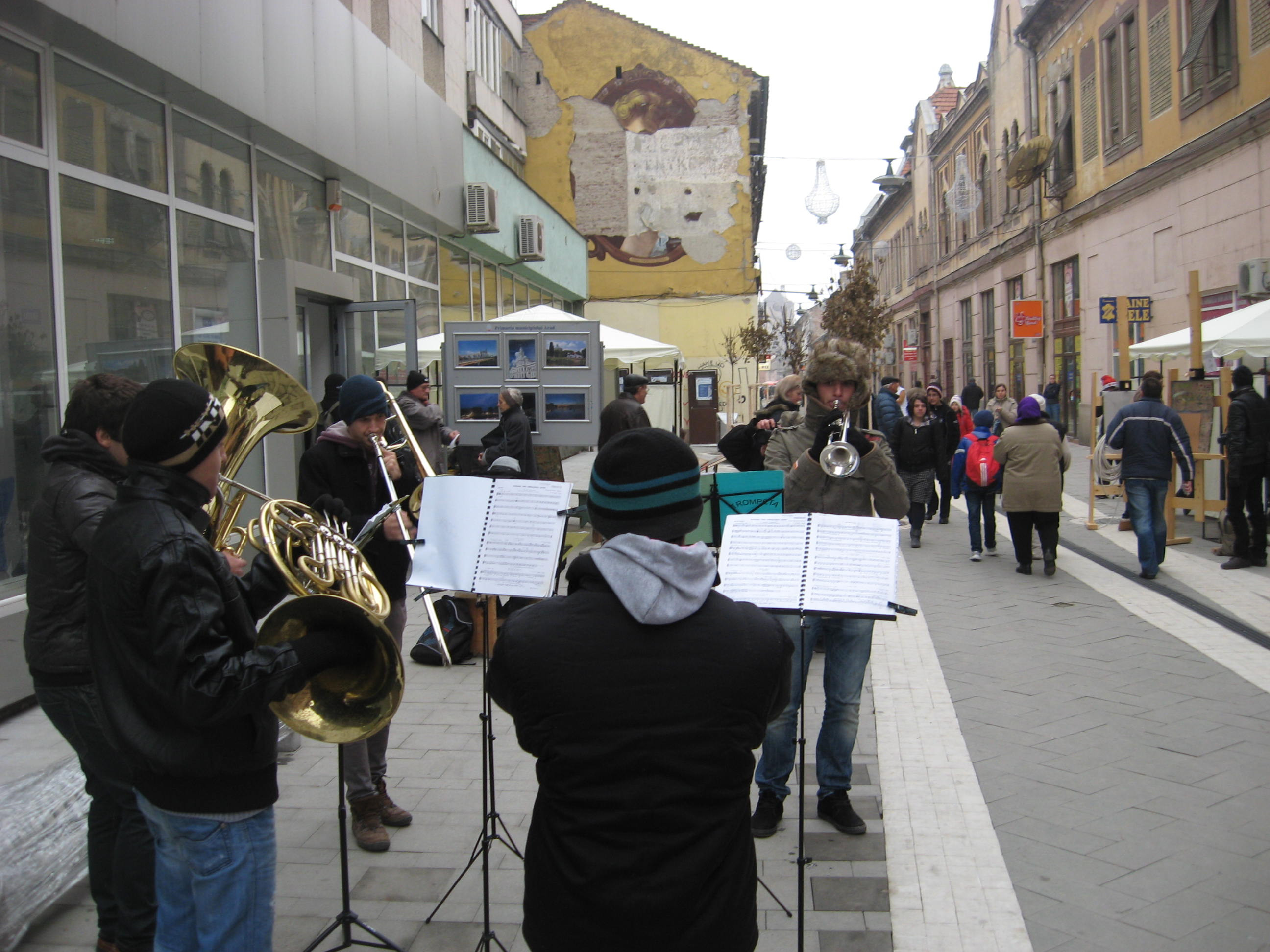 S-au inaugurat petrecerile pe prima strada pietonala din Arad, desi aceasta e in plin santier