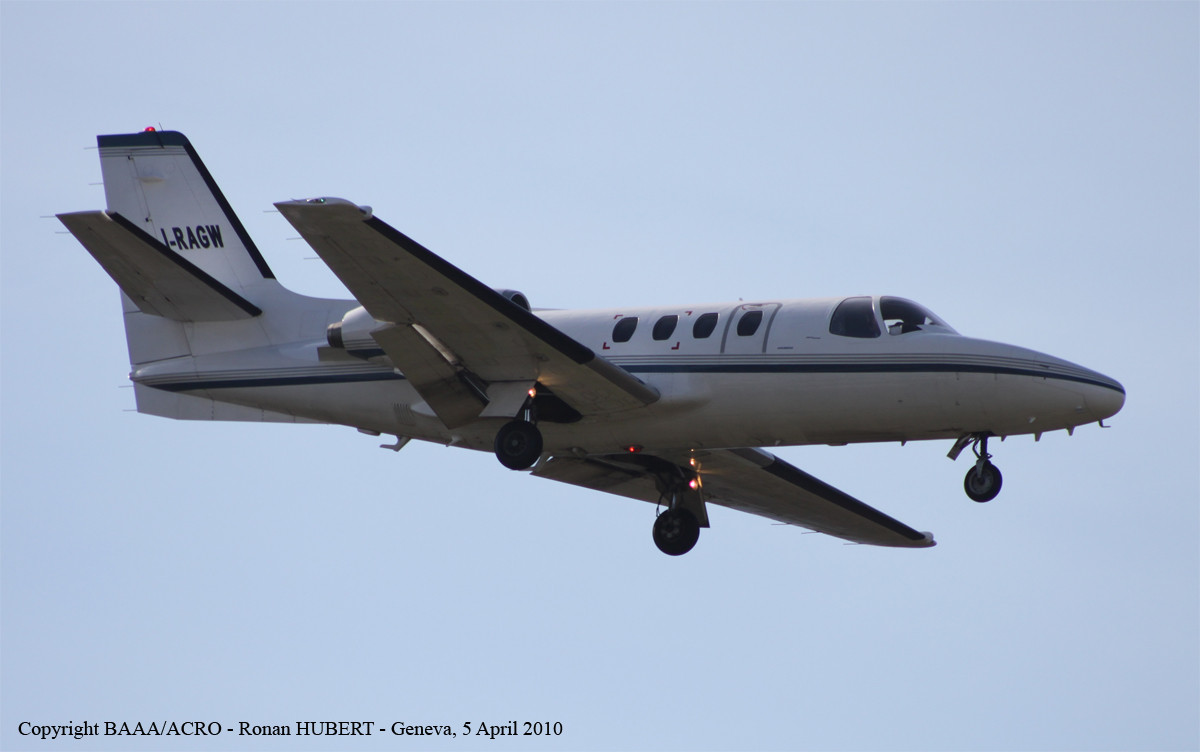 Avionul care aducea Lumina Sfanta la Timisoara a facut pana de cauciuc. Cum s-a terminat aterizarea