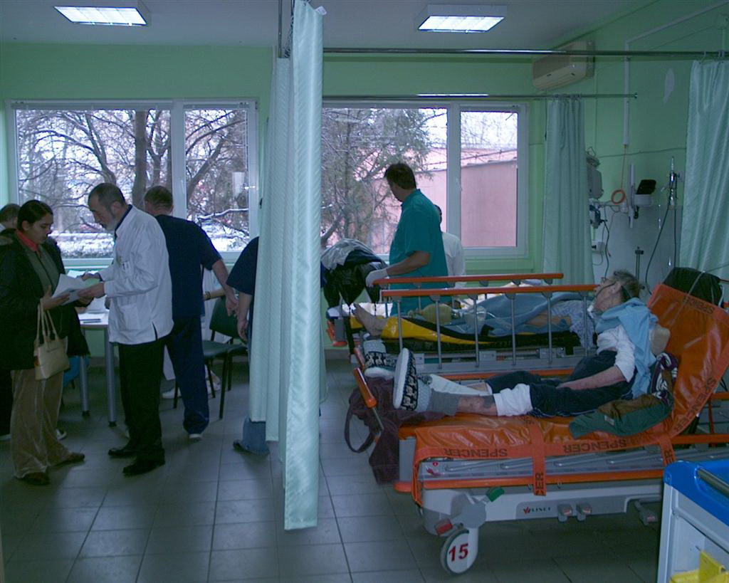 Gluma periculoasa. Un barbat din Maramures a ajuns la spital cu leziuni in parte dorsala