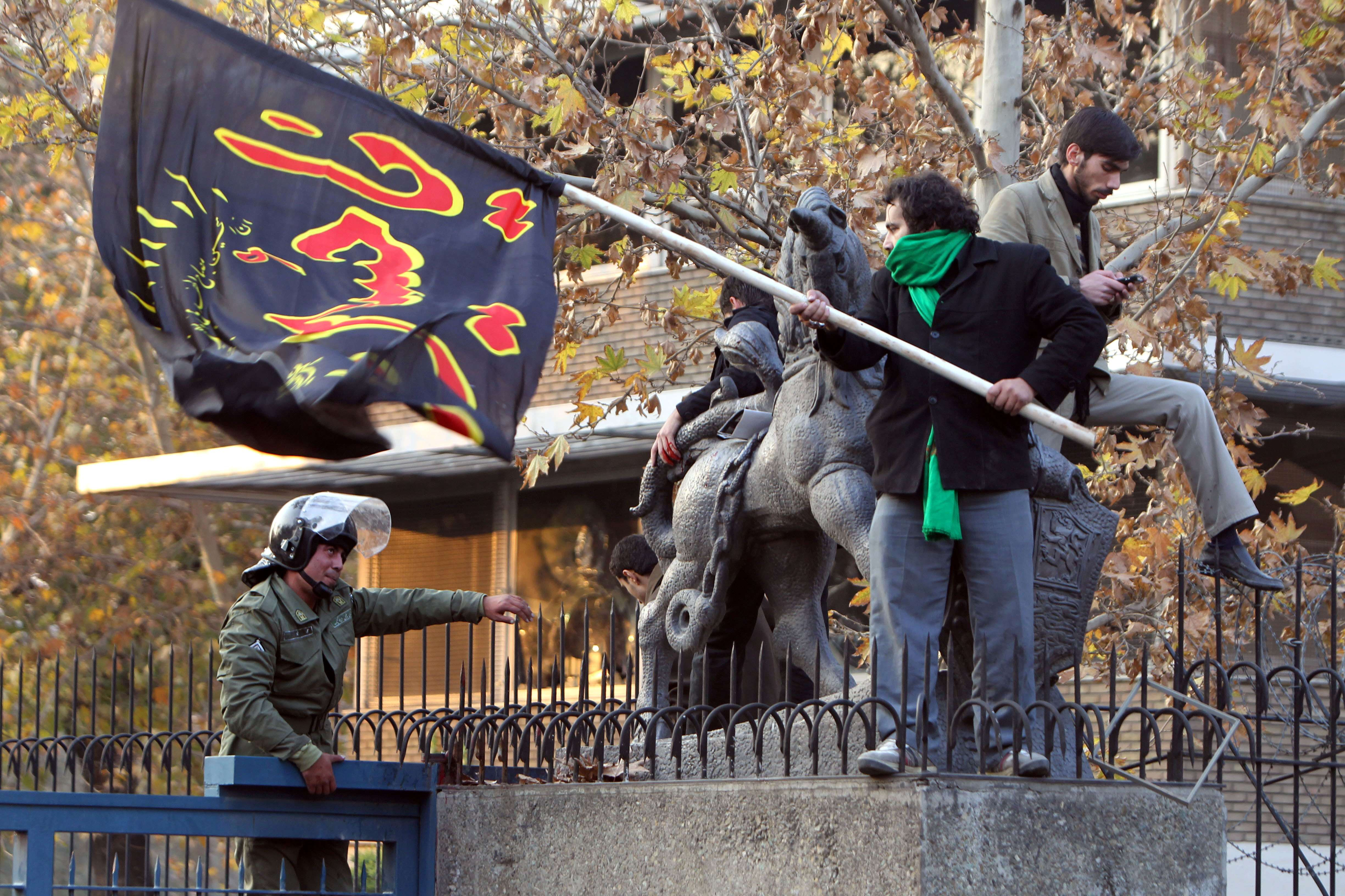 Sute de iranieni au atacat ambasada Marii Britanii din Teheran. "Au luat documente de spionaj"