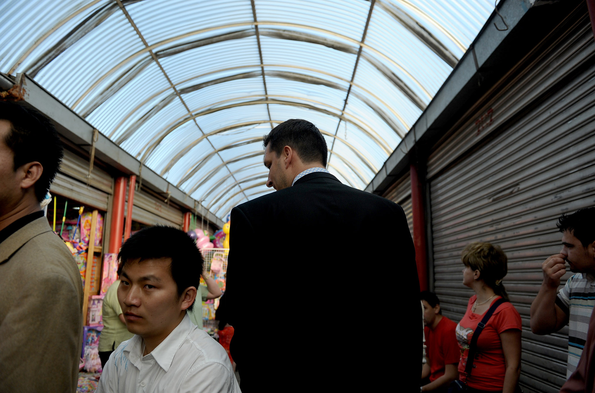 Complexul Europa, la un pas de inchidere. Comerciantii despre inspectori: "Vin doar pentru spaga"