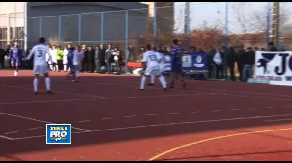 Jucatorii lui Poli, inapoi la scoala. „Matematicienii” Goga si Axente au jucat fotbal cu liceenii