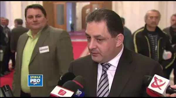 Vanghelie loveste din nou.