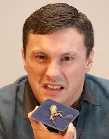 Nu vei mai manca in veci de la acest fast-food. Ce a gasit un barbat printre bucatile de pui. FOTO