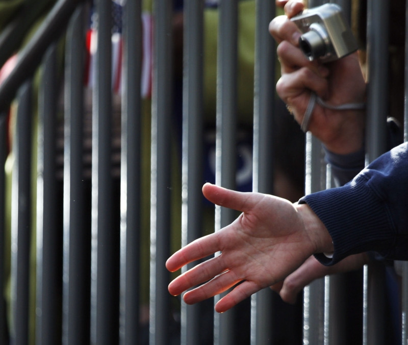 Gestul banal care te face sa scazi in ochii oamenilor in primele 5 secunde si te poate costa jobul