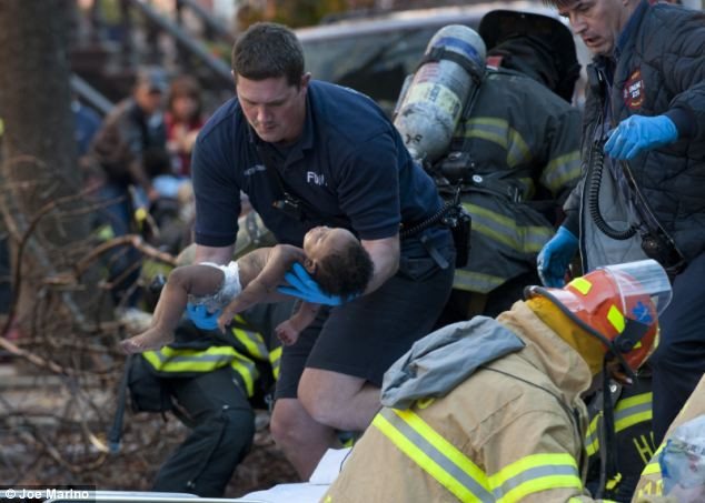 Imaginea la care a plans intreaga America.Cum a reusit un pompier sa salveze un bebelus de la moarte