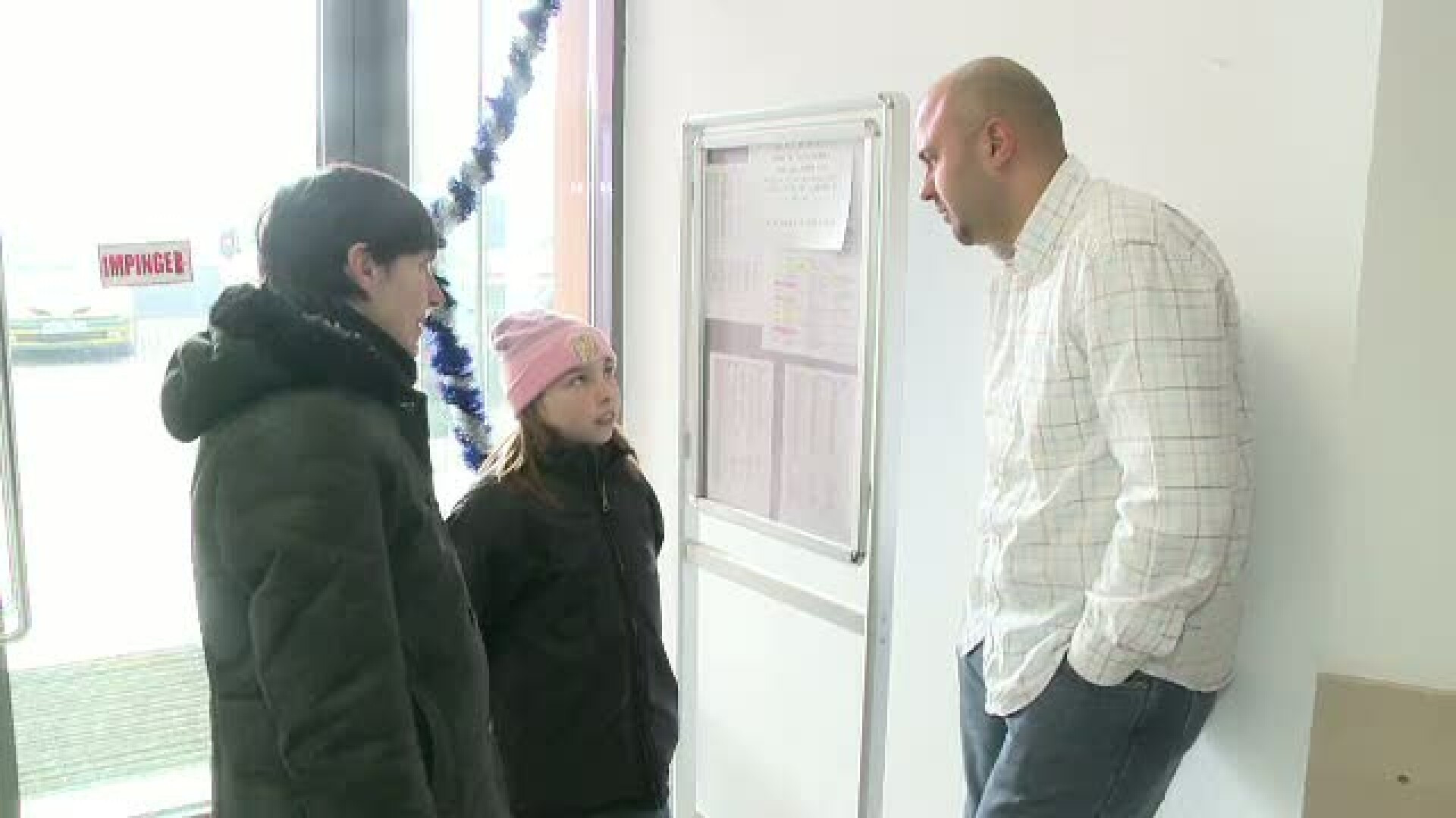 Cine este Emanuel Ungureanu, tanarul cu o familie de 40 de suflete