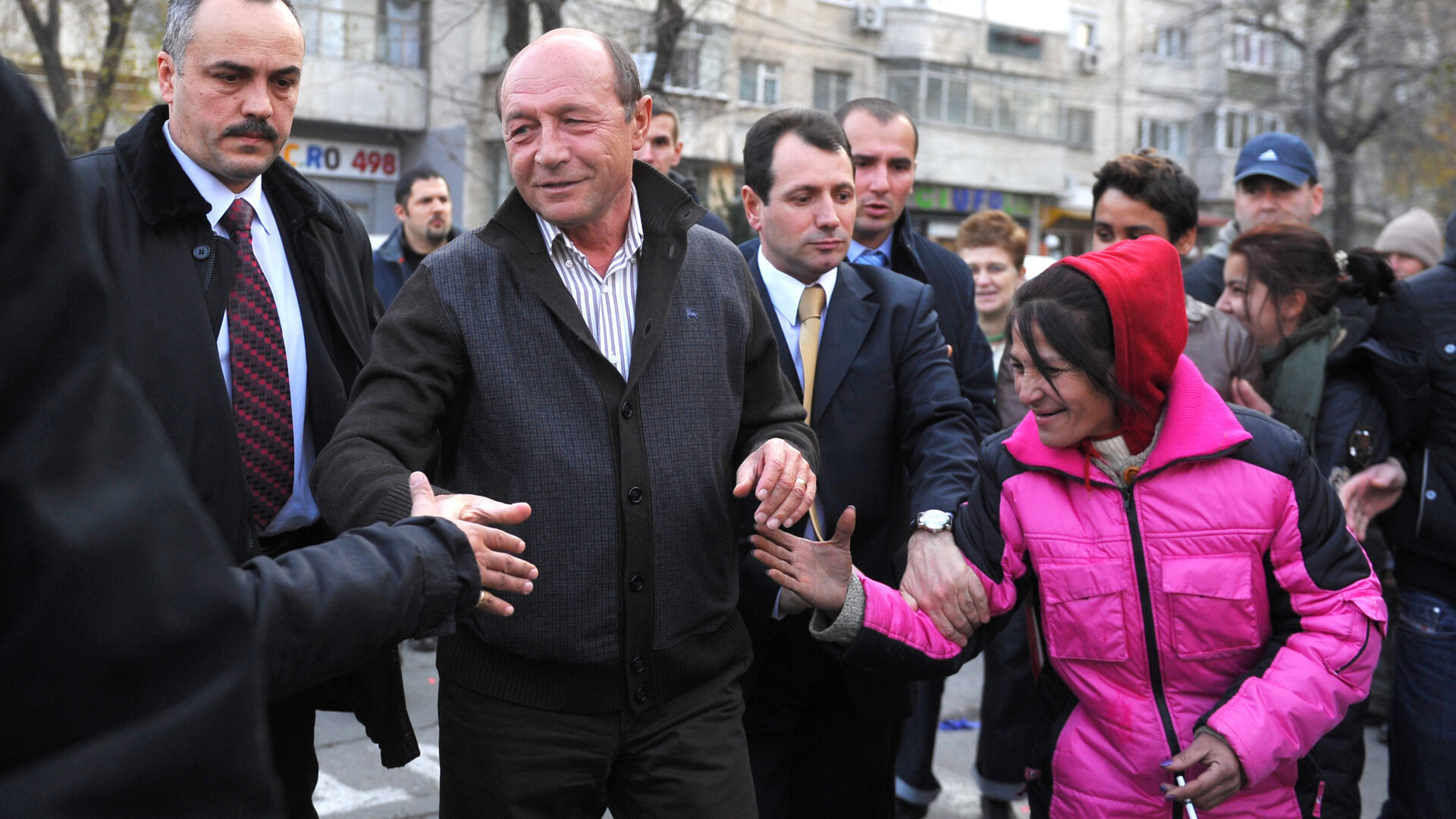 5.000 de romani au serbat 1 Decembrie la Primaria sect 2. Basescu a gustat din fasolea ostaseasca