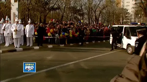 5.000 de romani au serbat 1 Decembrie la Primaria sect 2. Basescu a gustat din fasolea ostaseasca