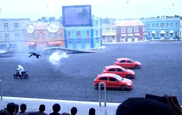 VIDEO socant. Un motociclist aterizeaza in cap, dupa o cascadorie nereusita